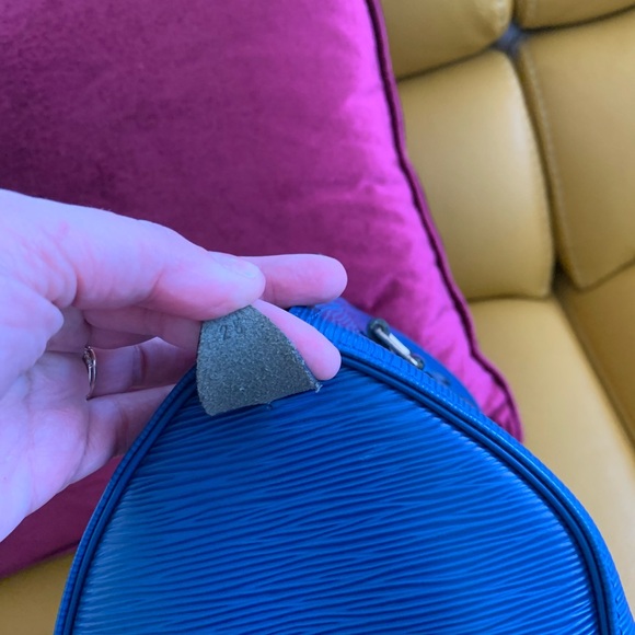 Authentic Louis Vuitton Epi Speedy 25 - Picture 5 of 12